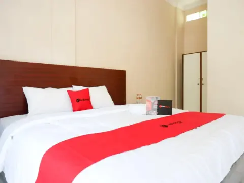 RedDoorz Plus near Stadion Wijaya Kusuma - Photo 3