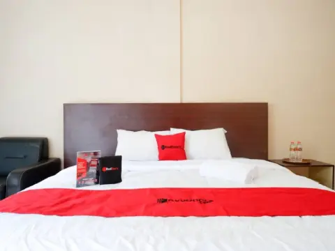RedDoorz Plus near Stadion Wijaya Kusuma - Photo 4