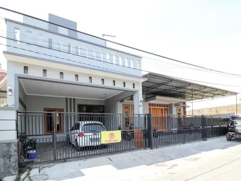 RedDoorz Plus near STIE YKPN 2 - Photo 1