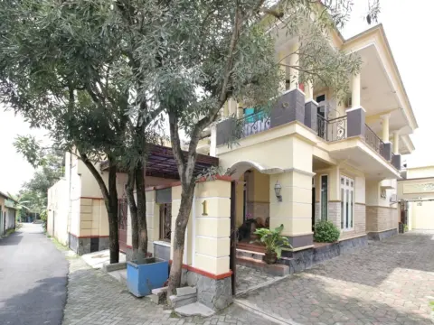 RedDoorz Plus near STIE YKPN - Photo 1