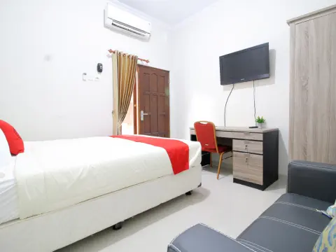RedDoorz Plus near STIE YKPN - Photo 3