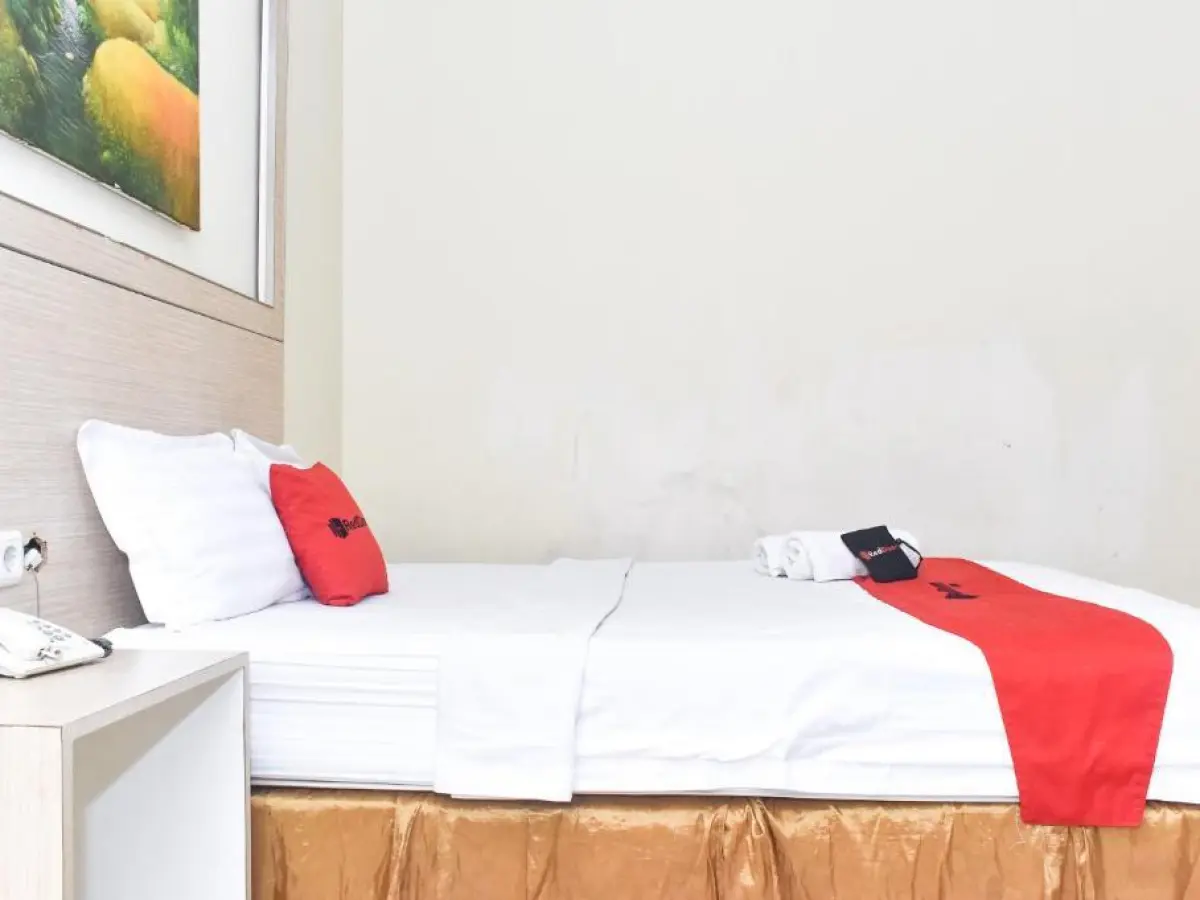 RedDoorz Plus near Sultan Hasanuddin Airport