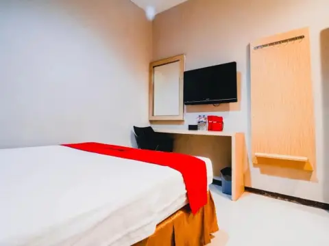 RedDoorz Plus near Sultan Hasanuddin Airport - Photo 2