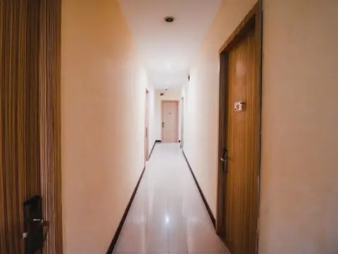 RedDoorz Plus near Sultan Hasanuddin Airport - Photo 3