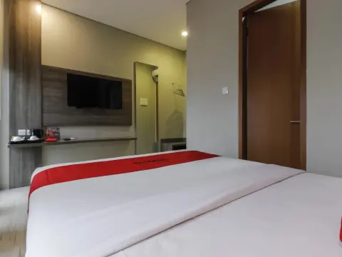 RedDoorz Plus near Tebet - Photo 2