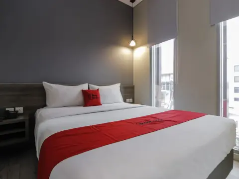 RedDoorz Plus near Tebet - Photo 3
