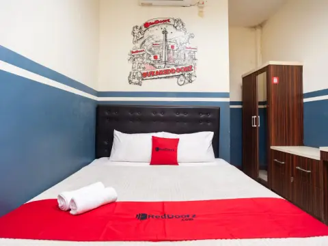 RedDoorz Plus near Universitas Indonesia - Photo 4