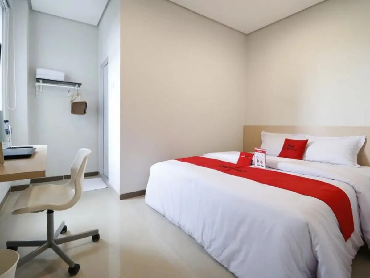 RedDoorz Plus Syariah near Mall Pondok Indah