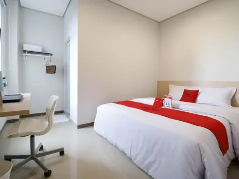 RedDoorz Plus Syariah near Mall Pondok Indah - Photo 1