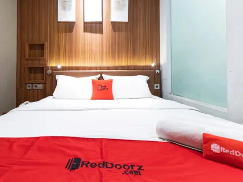 RedDoorz Premium near Centre Point Mall Medan - Photo 4