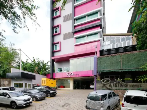 RedDoorz Premium near Nipah Mall - Photo 1