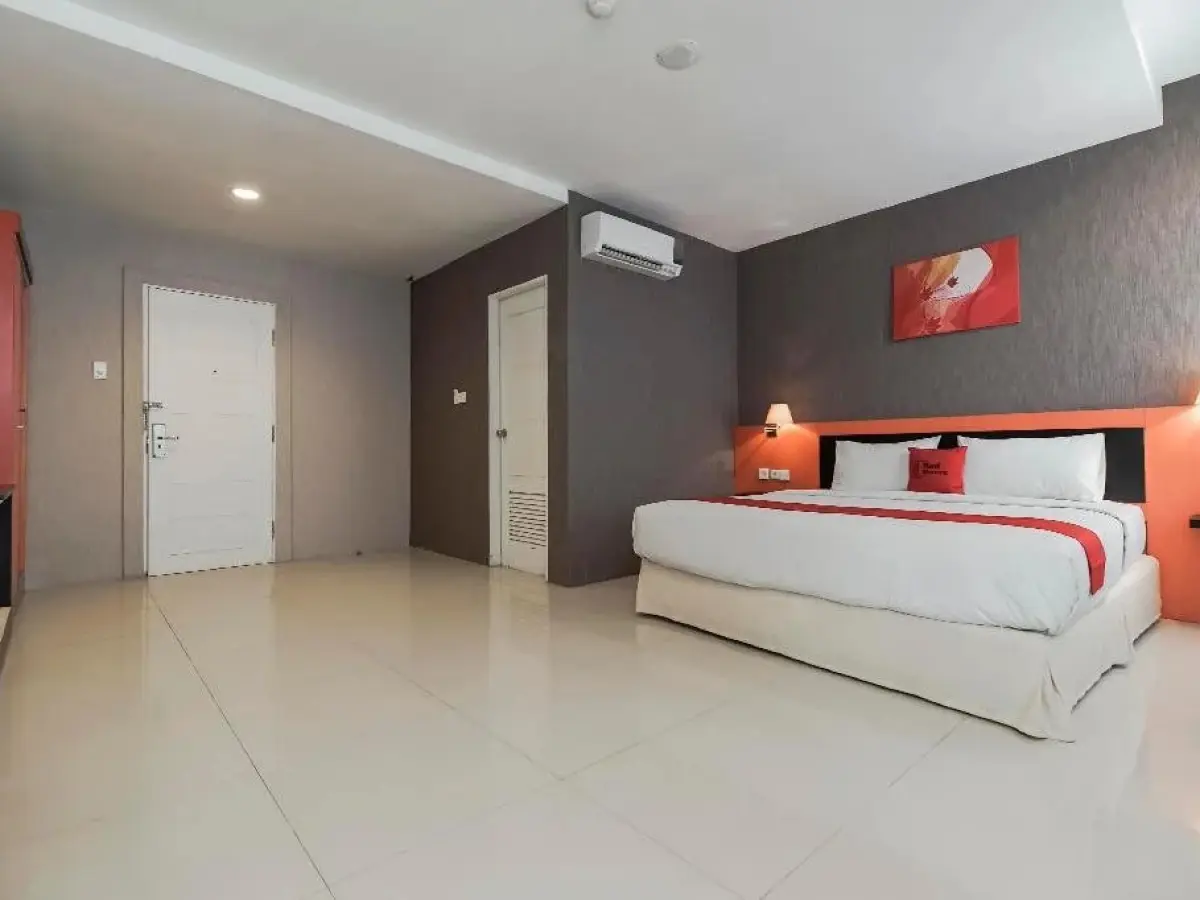 RedDoorz Premium near Pantai Losari 2