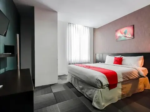 RedDoorz Premium near Pantai Losari 2 - Photo 2