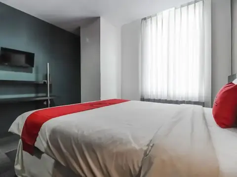 RedDoorz Premium near Pantai Losari 2 - Photo 3