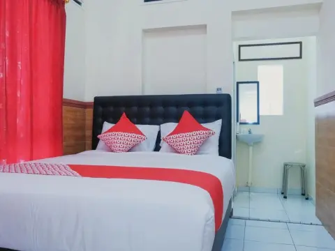 RedDoorz Syariah @ Griya Soeratin Pacitan - Photo 2
