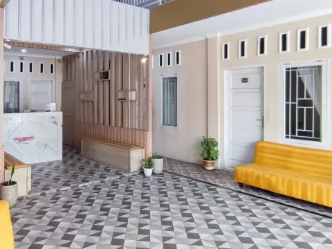 RedDoorz Syariah @ Khalifi Guest House Padang - Photo 1