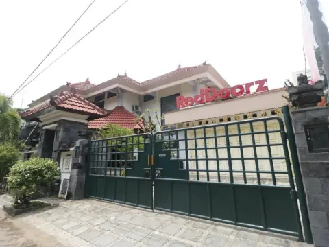 RedDoorz Syariah near Gelora Delta Sidoarjo - Photo 1
