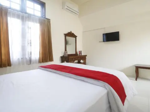RedDoorz Syariah near Gelora Delta Sidoarjo - Photo 3
