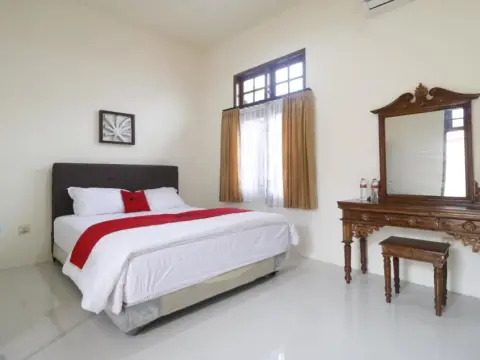 RedDoorz Syariah near Gelora Delta Sidoarjo - Photo 4