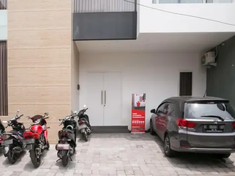 RedDoorz Syariah near Lapangan Pancasila Simpang Lima - Photo 3