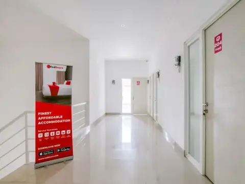 RedDoorz Syariah near Lapangan Pancasila Simpang Lima - Photo 2