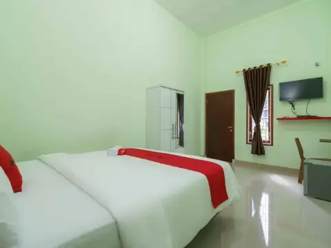RedDoorz Syariah near Muara Enim Train Station - Photo 2