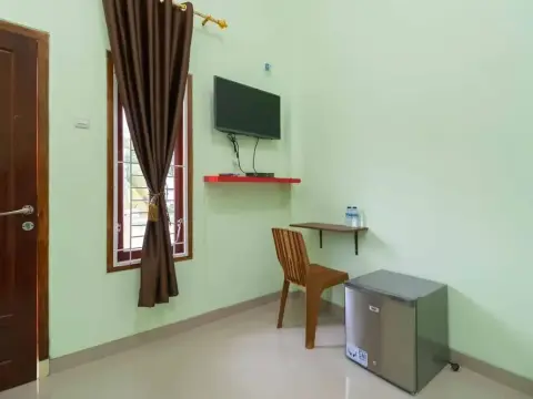 RedDoorz Syariah near Muara Enim Train Station - Photo 3