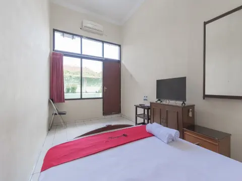 RedDoorz Syariah near Taman Kota Kuningan - Photo 2