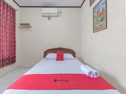 RedDoorz Syariah near Taman Kota Kuningan - Photo 3