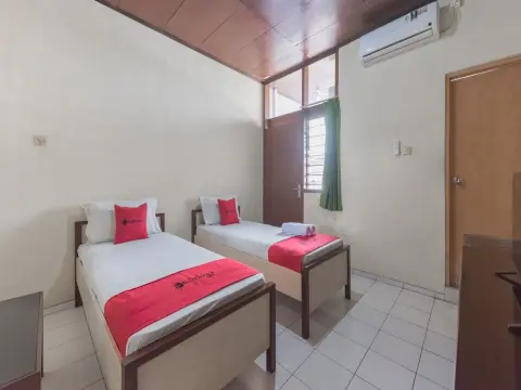 RedDoorz Syariah near Taman Kota Kuningan - Photo 4