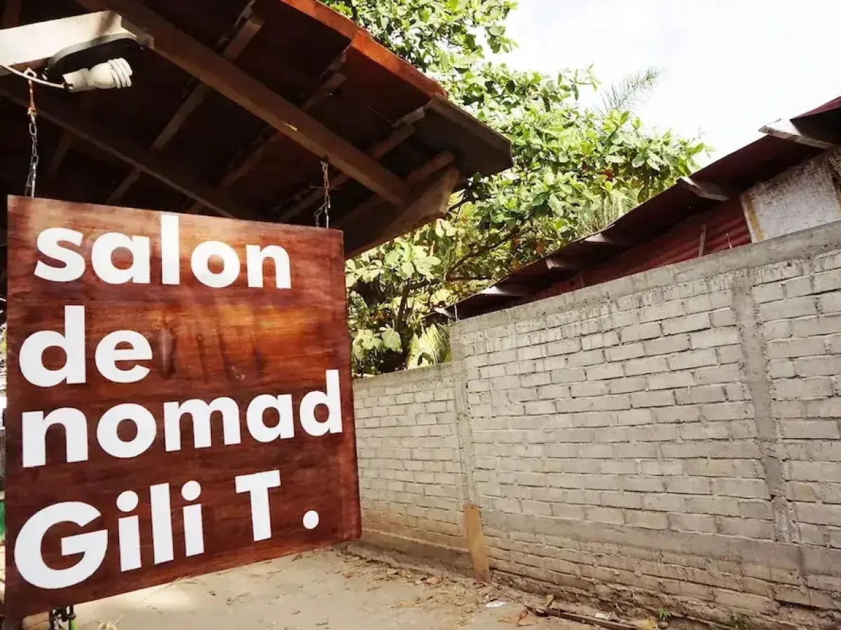Salon de Nomad Gili T.