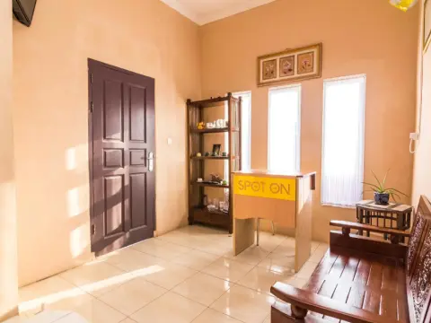 SPOT ON 2755 Zainab Homestay Syariah - Photo 1