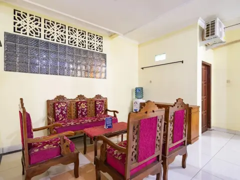 SPOT ON 2881 Nabila Homestay - Photo 1