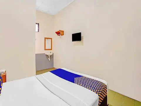 SPOT ON 90098 Anak Mama Guesthouse - Photo 1