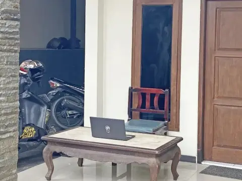 SPOT ON 92037 Jokotole 2 Homestay - Photo 1