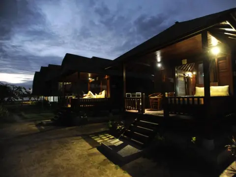 Suka Beach Bungalow - Photo 3
