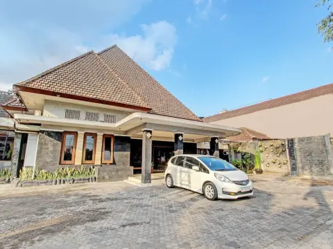 Super OYO Capital O 93240 Candra Dewi Hotel - Photo 1