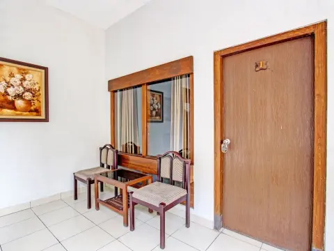 Super OYO Capital O 93240 Candra Dewi Hotel - Photo 3