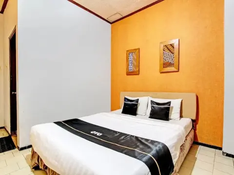 Super OYO Capital O 93240 Candra Dewi Hotel - Photo 4