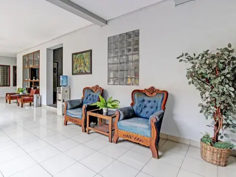 Super OYO Capital O 93240 Candra Dewi Hotel - Photo 2