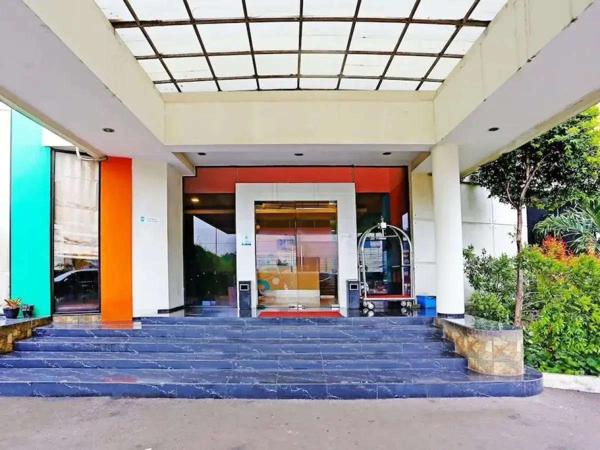 Super OYO Townhouse OAK Hotel Fiducia Serpong