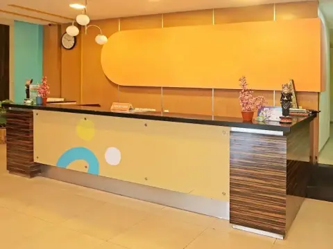 Super OYO Townhouse OAK Hotel Fiducia Serpong - Photo 2