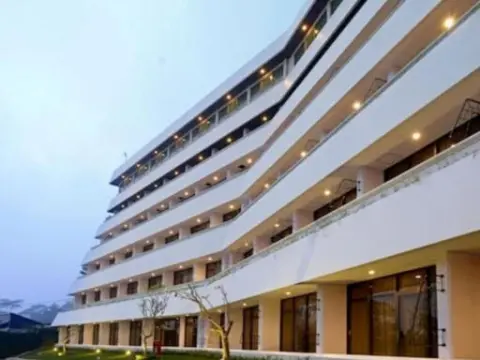 Surya Hotel & Cottages Prigen - Photo 1