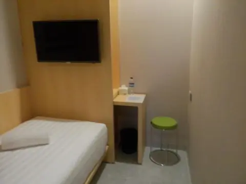 The Luxe Guesthouse - Photo 4