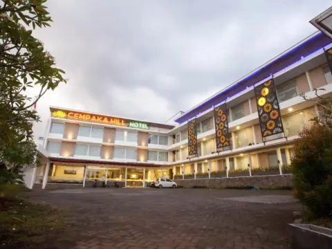 Townhouse OAK Series Style Hotel Jember - Photo 1