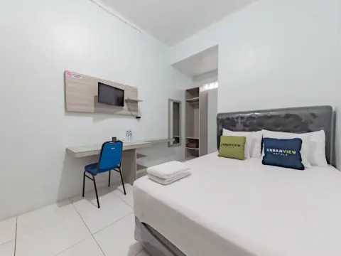 Urbanview Hotel Sunday Cirebon by RedDoorz - Photo 1