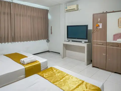 Yellow Sapphire RedPartner near Mayjend Sungkono - Photo 3