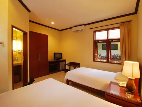 Yulia Beach Inn Kuta - Photo 3