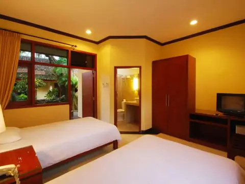 Yulia Beach Inn Kuta - Photo 4