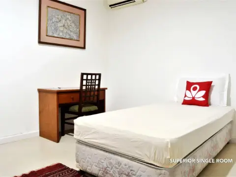 ZEN Rooms Chic Home Kemang - Photo 4